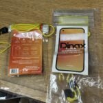 Riñonera Deportiva Celeste y Negra con Salida para Auriculares