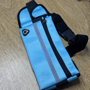 Riñonera Deportiva Celeste y Negra con Salida para Auriculares 2 Riñonera Deportiva Celeste y Negra con Salida para Auriculares - Imagen 1