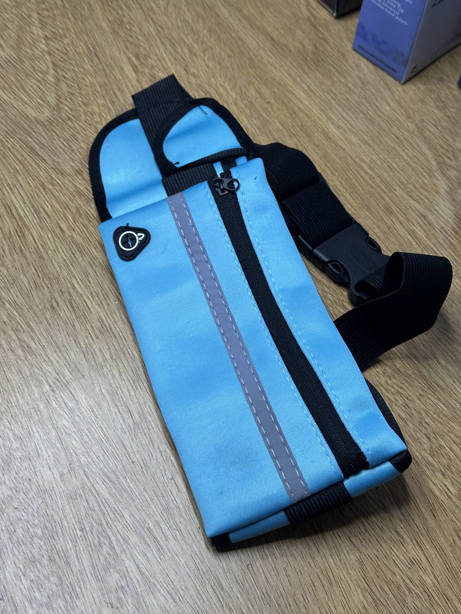 Riñonera Deportiva Celeste y Negra con Salida para Auriculares