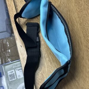 Riñonera Deportiva Celeste y Negra con Salida para Auriculares 3 Riñonera Deportiva Celeste y Negra con Salida para Auriculares - Imagen 2