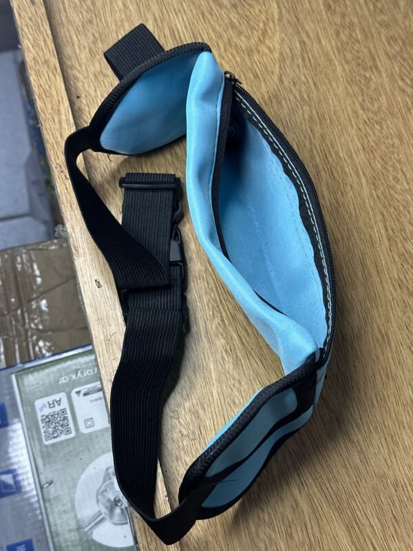 Riñonera Deportiva Celeste y Negra con Salida para Auriculares 1 Riñonera Deportiva Celeste y Negra con Salida para Auriculares
