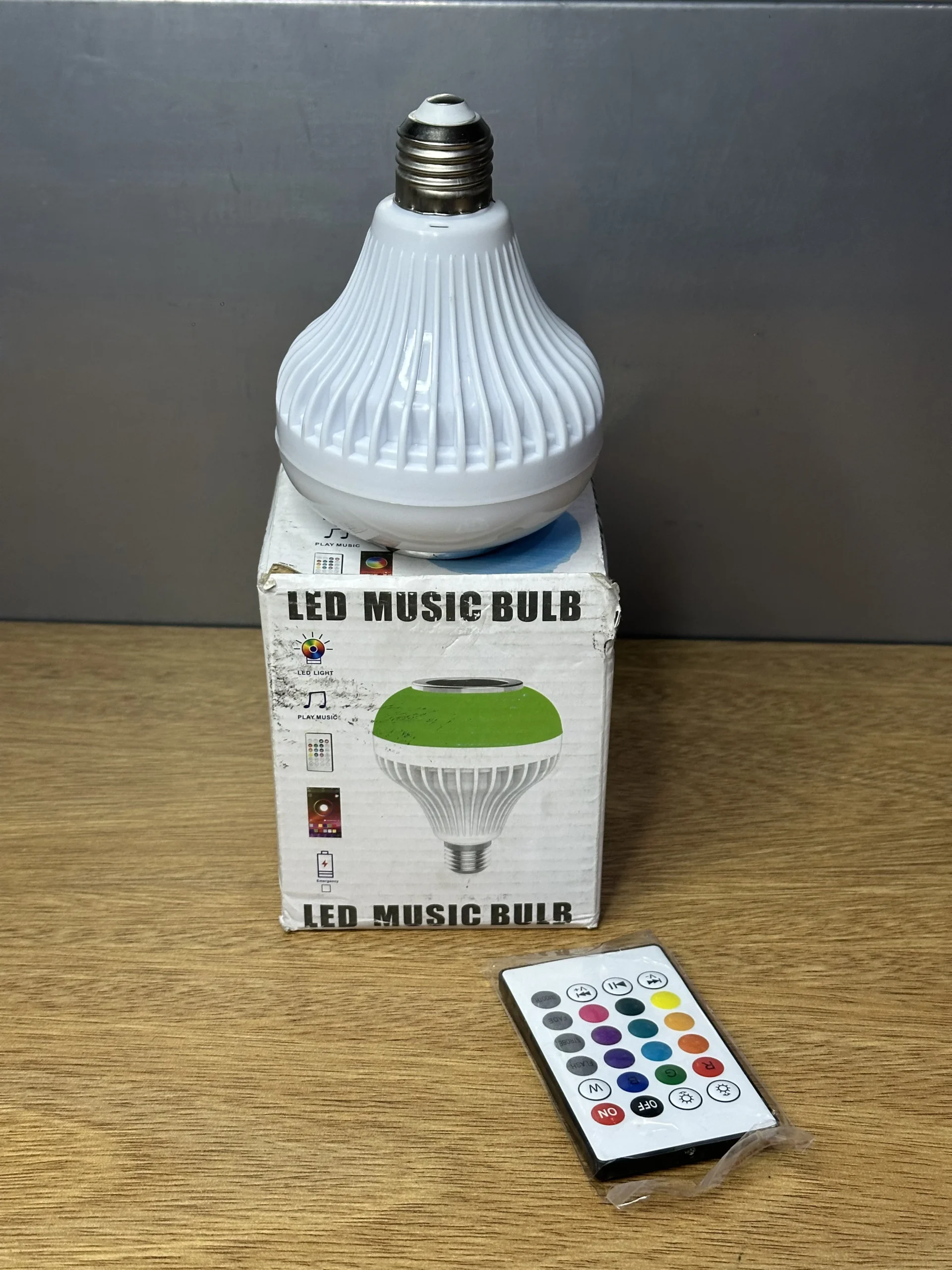 Foco LED con Parlante y Control Remoto AV-2388
