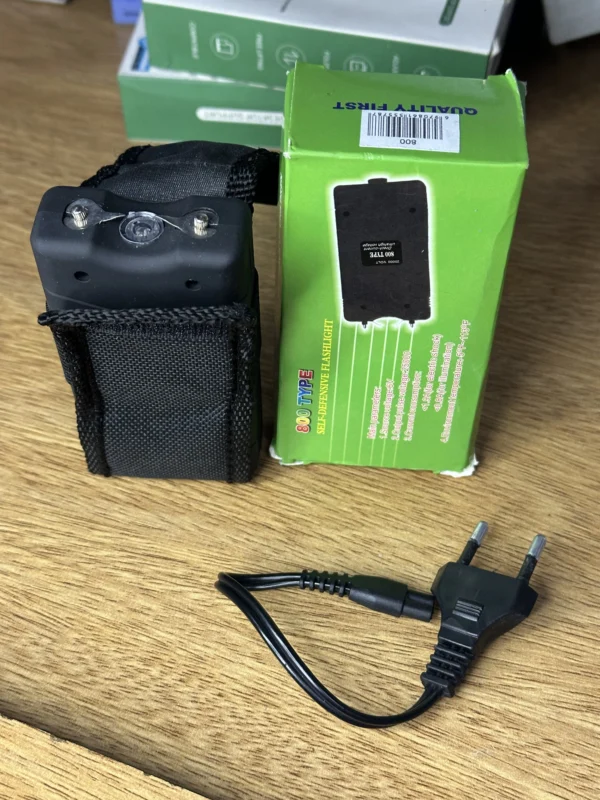 Picana electrica con linterna y funda.