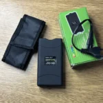 Riñonera Deportiva Celeste y Negra con Salida para Auriculares